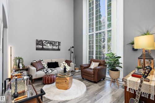 528 Carse Lane, Edmonton, AB - Indoor Photo Showing Living Room