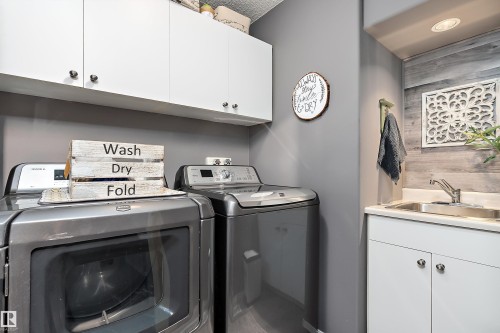 528 Carse Lane, Edmonton, AB - Indoor Photo Showing Laundry Room