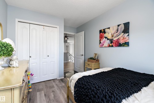 528 Carse Lane, Edmonton, AB - Indoor Photo Showing Bedroom