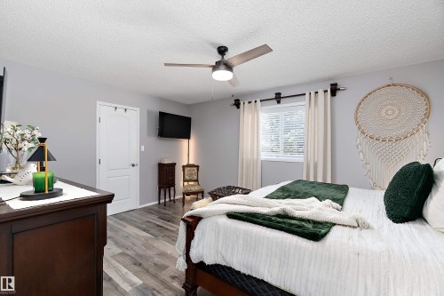 528 Carse Lane, Edmonton, AB - Indoor Photo Showing Bedroom