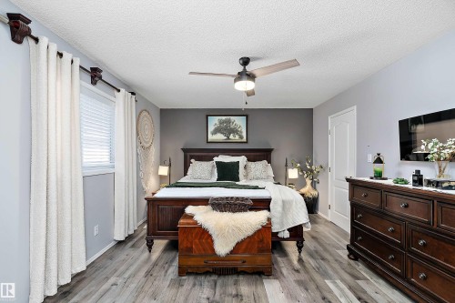 528 Carse Lane, Edmonton, AB - Indoor Photo Showing Bedroom