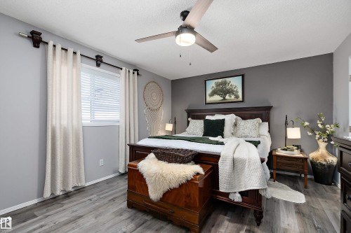 528 Carse Lane, Edmonton, AB - Indoor Photo Showing Bedroom