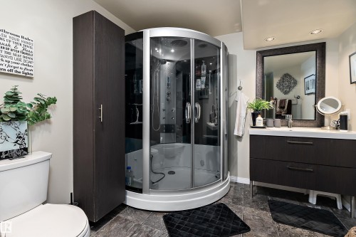 528 Carse Lane, Edmonton, AB - Indoor Photo Showing Bathroom