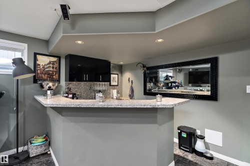 528 Carse Lane, Edmonton, AB - Indoor Photo Showing Kitchen