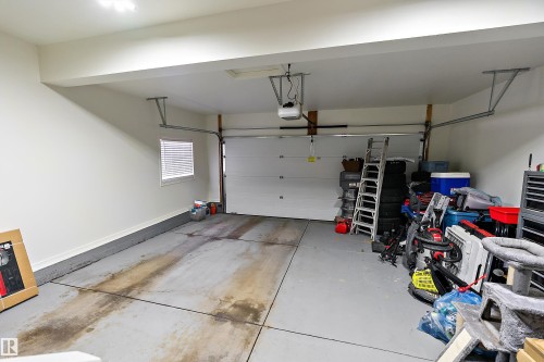 528 Carse Lane, Edmonton, AB - Indoor Photo Showing Garage