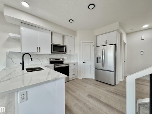 133 Pierwyck Loop, Spruce Grove, AB - Indoor Photo Showing Kitchen With Double Sink With Upgraded Kitchen