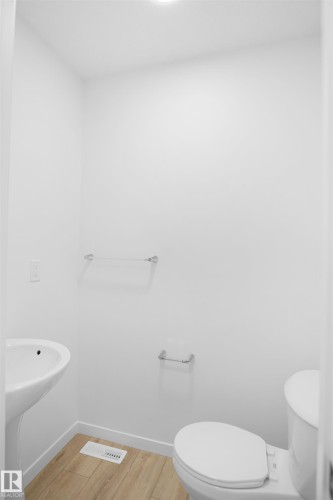 32 1430 Aster Way, Edmonton, AB - Indoor Photo Showing Bathroom