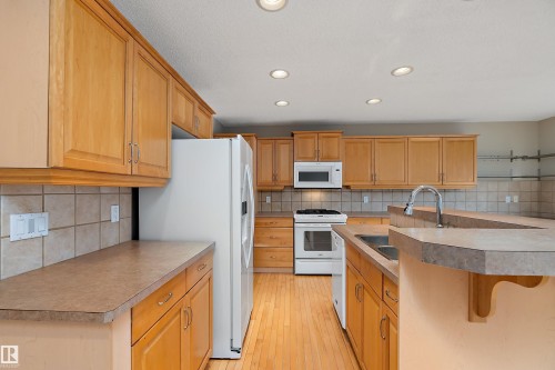 2176 Haddow Drive, Edmonton, AB - Indoor Photo Showing Kitchen