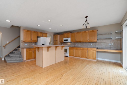 2176 Haddow Drive, Edmonton, AB - Indoor Photo Showing Kitchen