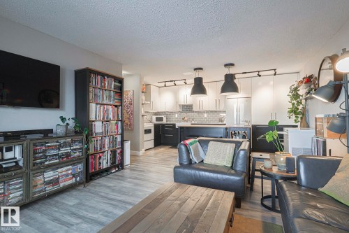 805 10175 109 Street, Edmonton, AB - Indoor Photo Showing Living Room