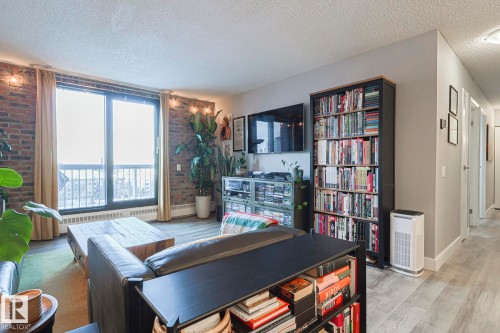 805 10175 109 Street, Edmonton, AB - Indoor