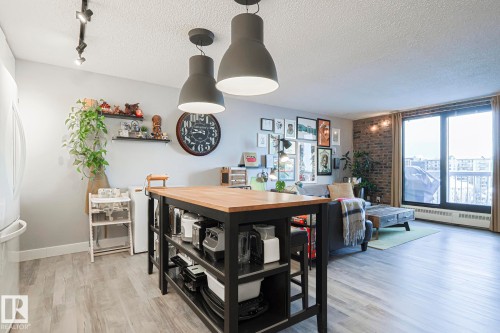805 10175 109 Street, Edmonton, AB - Indoor
