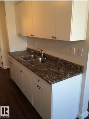 201 57 Brown Street, Stony Plain, AB - Indoor Photo Showing Kitchen With Double Sink