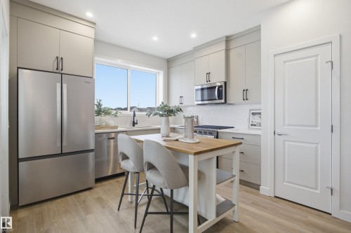3707 Erlanger Drive, Edmonton, AB - Indoor Photo Showing Kitchen With Stainless Steel Kitchen