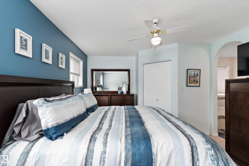 The bedroom features a ceiling fan, a window, and a closet with bi-fold doors - 322 Pearson Crescent, Edmonton, AB - Indoor Photo Showing Bedroom