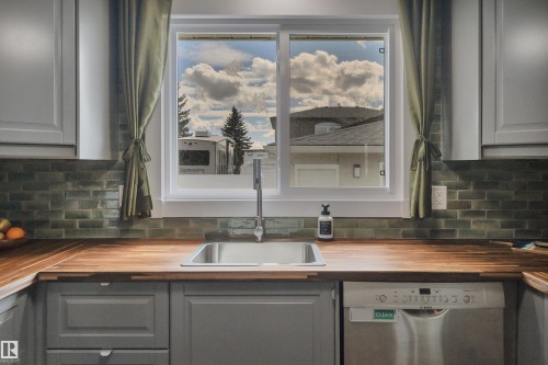 10435 39A Avenue, Edmonton, AB - Indoor Photo Showing Kitchen