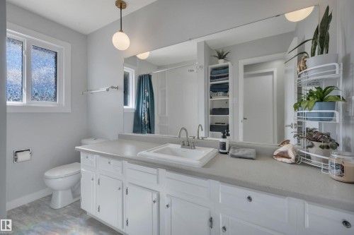10435 39A Avenue, Edmonton, AB - Indoor Photo Showing Bathroom