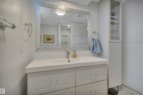 10435 39A Avenue, Edmonton, AB - Indoor Photo Showing Bathroom
