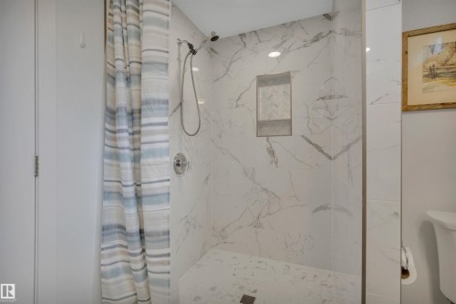 10435 39A Avenue, Edmonton, AB - Indoor Photo Showing Bathroom