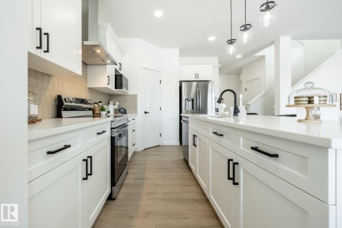 5221 Schonsee Drive, Edmonton, AB - Indoor Photo Showing Kitchen With Upgraded Kitchen