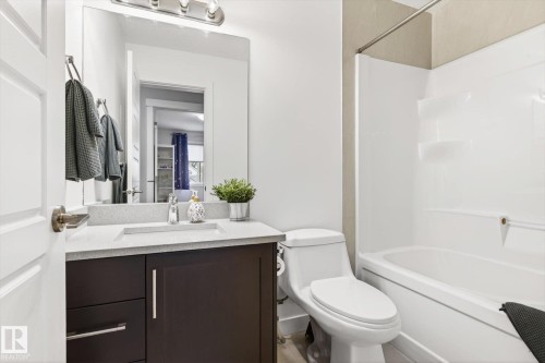 9844 80 Avenue, Edmonton, AB - Indoor Photo Showing Bathroom