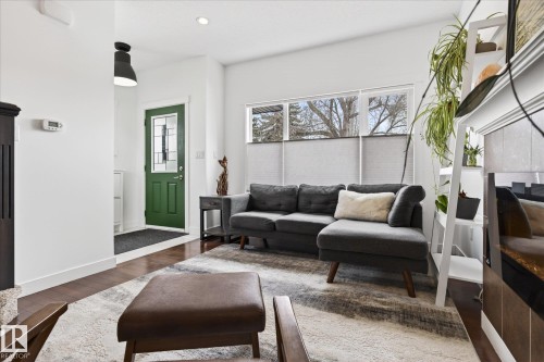 9844 80 Avenue, Edmonton, AB - Indoor Photo Showing Living Room