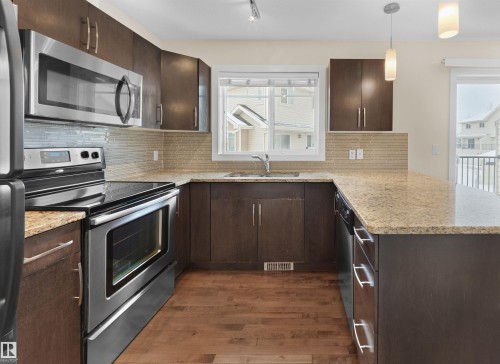 5908 Mullen Way, Edmonton, AB - Indoor Photo Showing Kitchen With Upgraded Kitchen