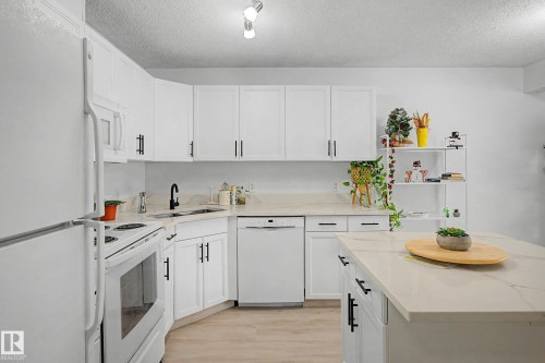 320 309 Clareview Station Drive, Edmonton, AB - Indoor Photo Showing Kitchen