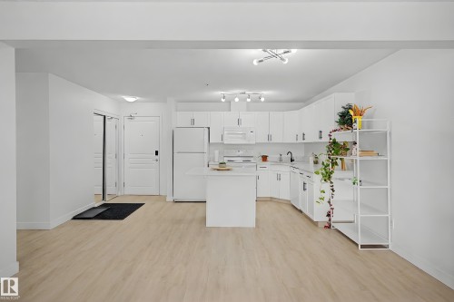 320 309 Clareview Station Drive, Edmonton, AB - Indoor Photo Showing Kitchen