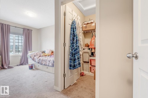 This room features light-colored carpeting, a window with a grid pattern, and light-colored walls - 3109 Carpenter Landing, Edmonton, AB - Indoor