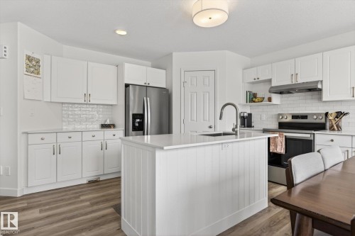 7 Escada Close, St. Albert, AB - Indoor Photo Showing Kitchen With Upgraded Kitchen