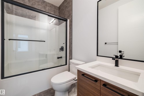 9715 87 Street, Edmonton, AB - Indoor Photo Showing Bathroom