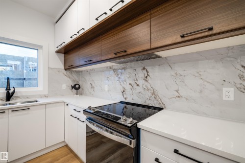 13924 107A Avenue, Edmonton, AB - Indoor Photo Showing Kitchen