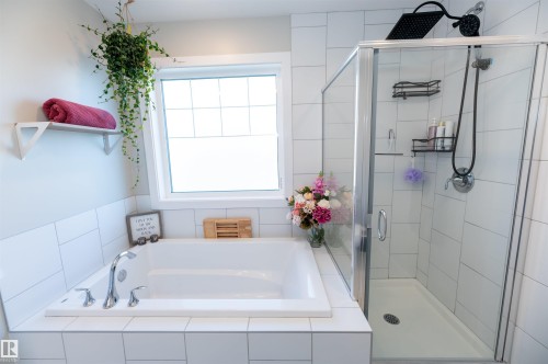 6078 Naden Landing, Edmonton, AB - Indoor Photo Showing Bathroom