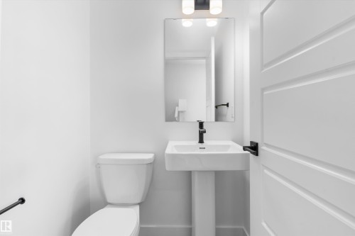 1066 Cristall Crescent Sw, Edmonton, AB - Indoor Photo Showing Bathroom