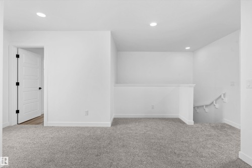 1066 Cristall Crescent Sw, Edmonton, AB - Indoor Photo Showing Other Room