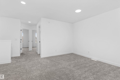 1066 Cristall Crescent Sw, Edmonton, AB - Indoor Photo Showing Other Room