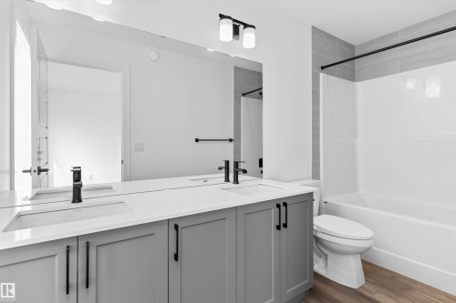 1066 Cristall Crescent Sw, Edmonton, AB - Indoor Photo Showing Bathroom