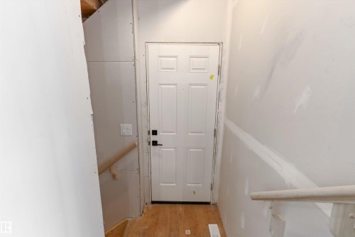 1066 Cristall Crescent Sw, Edmonton, AB - Indoor Photo Showing Other Room