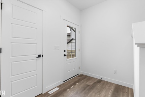 1066 Cristall Crescent Sw, Edmonton, AB - Indoor Photo Showing Other Room