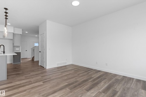 1066 Cristall Crescent Sw, Edmonton, AB - Indoor Photo Showing Other Room