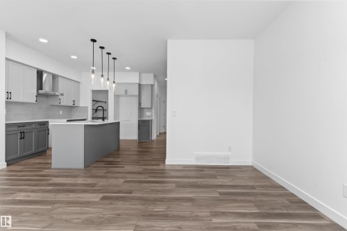 1066 Cristall Crescent Sw, Edmonton, AB - Indoor Photo Showing Kitchen With Upgraded Kitchen
