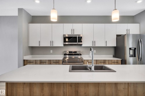 6256 175 Avenue, Edmonton, AB - Indoor Photo Showing Kitchen With Stainless Steel Kitchen With Double Sink With Upgraded Kitchen