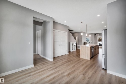 6256 175 Avenue, Edmonton, AB - Indoor Photo Showing Kitchen With Upgraded Kitchen