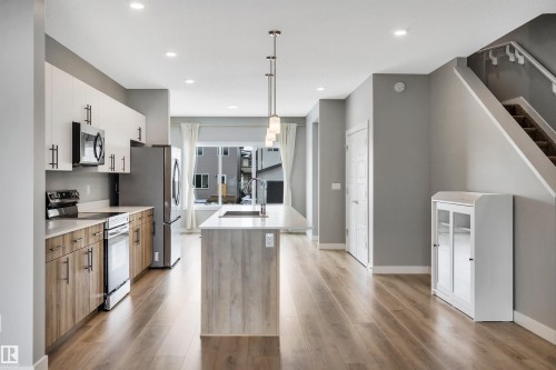 6256 175 Avenue, Edmonton, AB - Indoor Photo Showing Kitchen