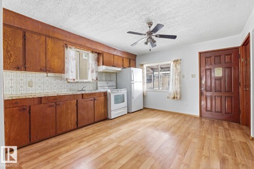 12134 96 Street Nw, Edmonton, AB - Indoor Photo Showing Kitchen