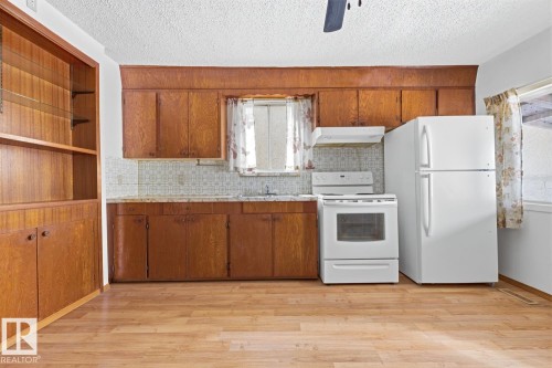 12134 96 Street Nw, Edmonton, AB - Indoor Photo Showing Kitchen