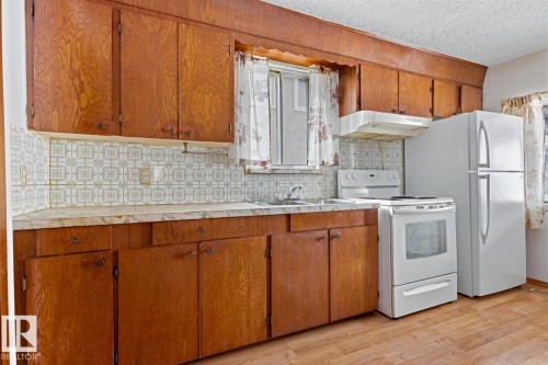 12134 96 Street Nw, Edmonton, AB - Indoor Photo Showing Kitchen