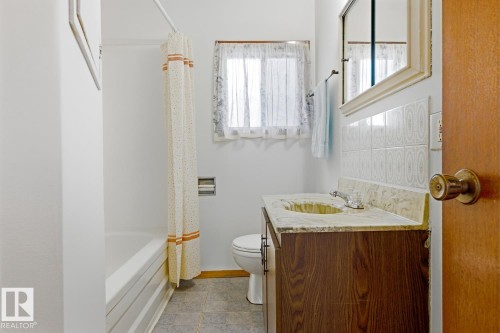 12134 96 Street Nw, Edmonton, AB - Indoor Photo Showing Bathroom