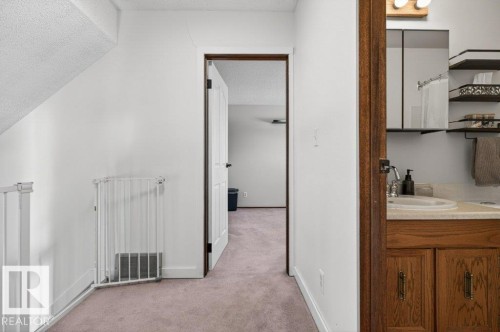 17525 92 Street, Edmonton, AB - Indoor Photo Showing Bathroom